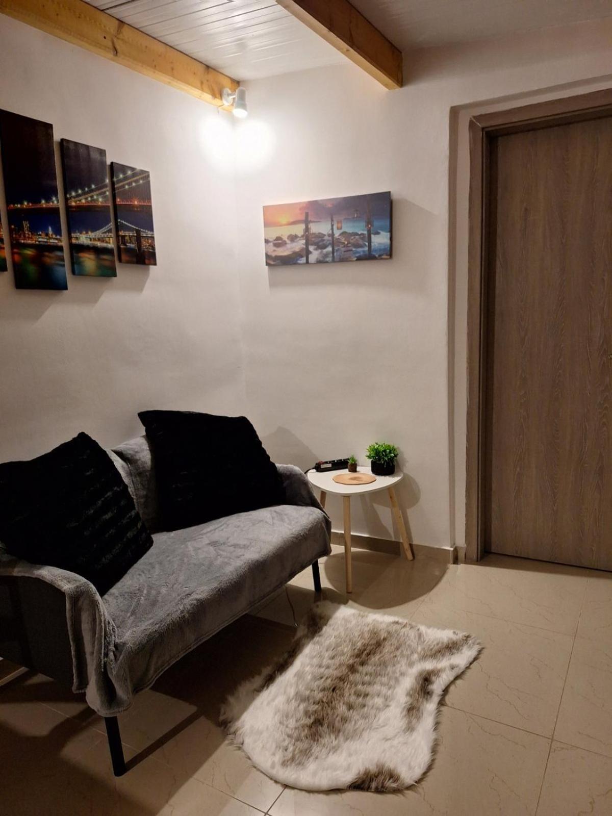 Ferienwohnung Johnson House Rafína Zimmer foto